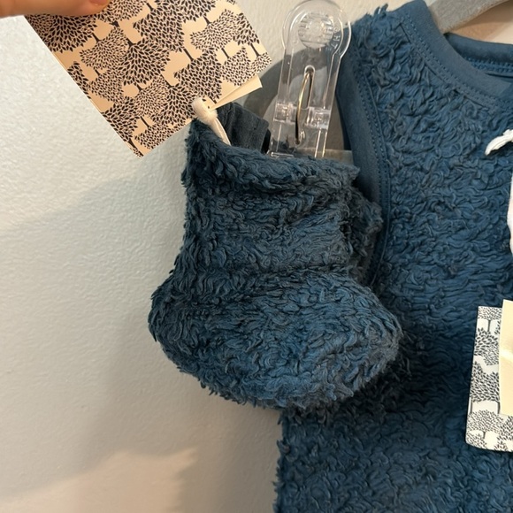 NWT Kate Quinn Fuzzy Baby Romper and Booties - Picture 4 of 6